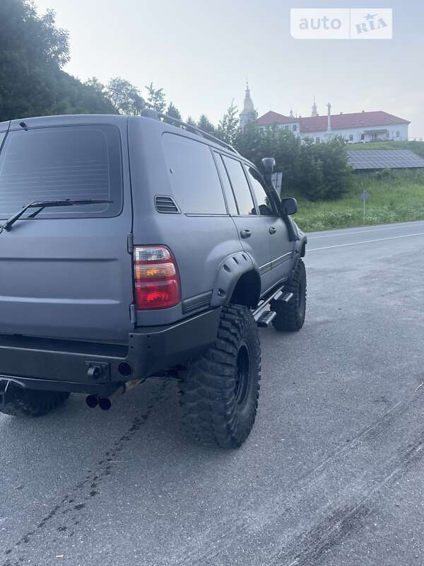 Позашляховик / Кросовер Toyota Land Cruiser 2001 в Великому Березному