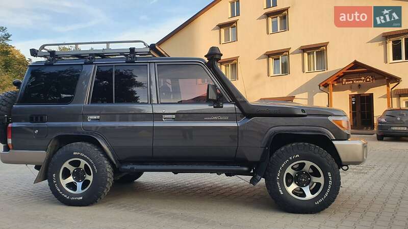 Внедорожник / Кроссовер Toyota Land Cruiser 2010 в Черновцах
