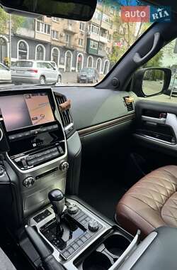 Внедорожник / Кроссовер Toyota Land Cruiser 2017 в 
