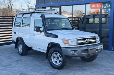 Позашляховик / Кросовер Toyota Land Cruiser 2011 в Рівному