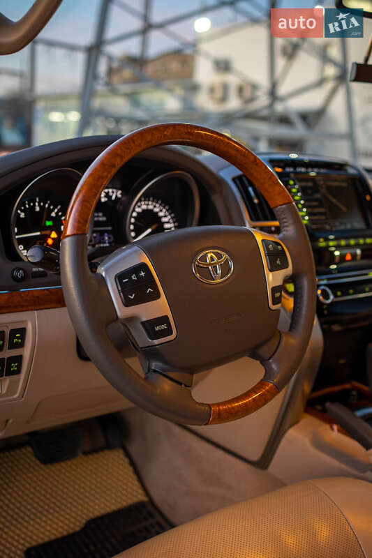 Позашляховик / Кросовер Toyota Land Cruiser 2013 в Чернівцях