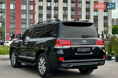 Внедорожник / Кроссовер Toyota Land Cruiser 2017 в 