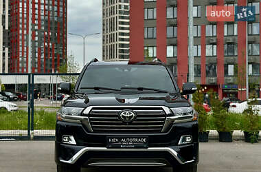 Внедорожник / Кроссовер Toyota Land Cruiser 2017 в 