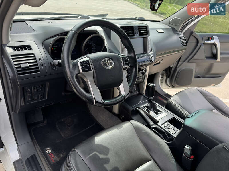 Внедорожник / Кроссовер Toyota Land Cruiser 2012 в Синельниково