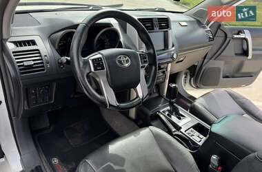 Внедорожник / Кроссовер Toyota Land Cruiser 2012 в 