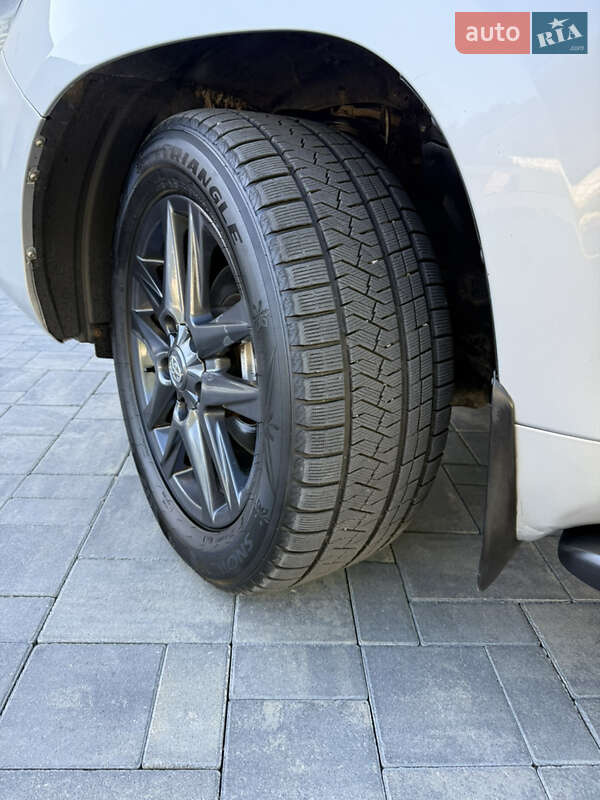 Позашляховик / Кросовер Toyota Land Cruiser 2013 в Луцьку