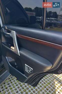 Внедорожник / Кроссовер Toyota Land Cruiser 2016 в 