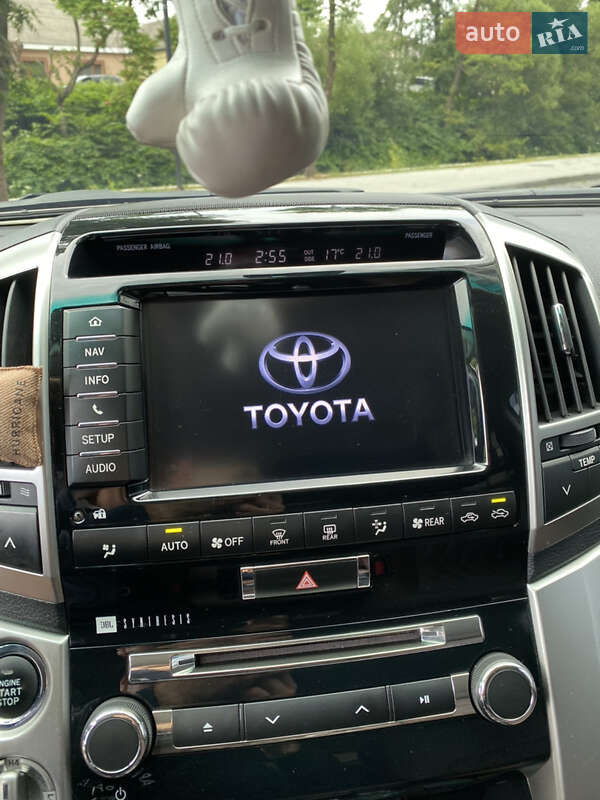 Внедорожник / Кроссовер Toyota Land Cruiser 2012 в Сваляве