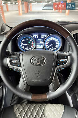 Внедорожник / Кроссовер Toyota Land Cruiser 2012 в 