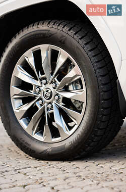 Внедорожник / Кроссовер Toyota Land Cruiser 2023 в 
