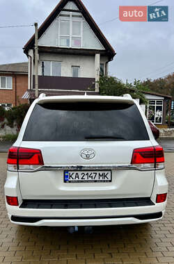 Внедорожник / Кроссовер Toyota Land Cruiser 2017 в 