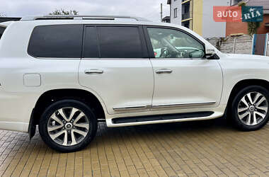 Внедорожник / Кроссовер Toyota Land Cruiser 2017 в 