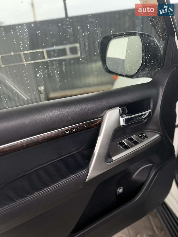 Внедорожник / Кроссовер Toyota Land Cruiser 2012 в Каменец-Подольском