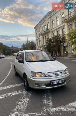 Минивэн Toyota Picnic 1997 в 