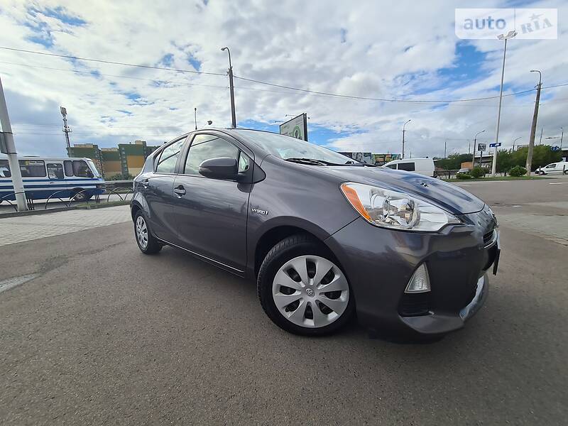 Седан Toyota Prius C 2013 в Луцке