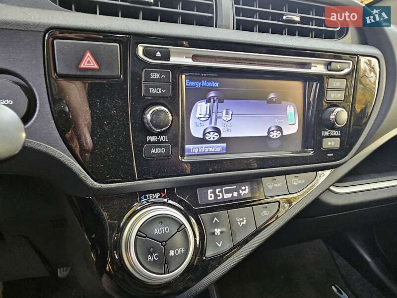 Хетчбек Toyota Prius C 2016 в Чернівцях