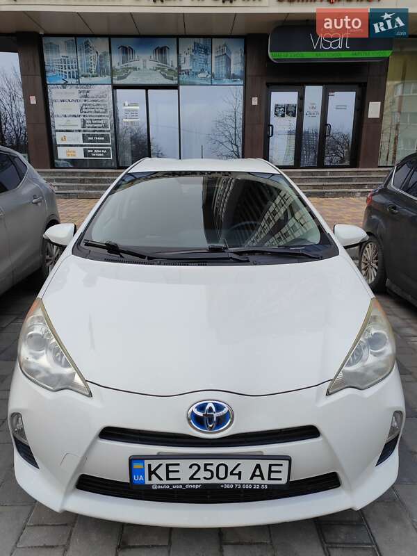Хетчбек Toyota Prius C 2013 в Дніпрі