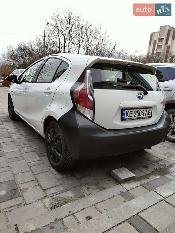 Хетчбек Toyota Prius C 2013 в Дніпрі