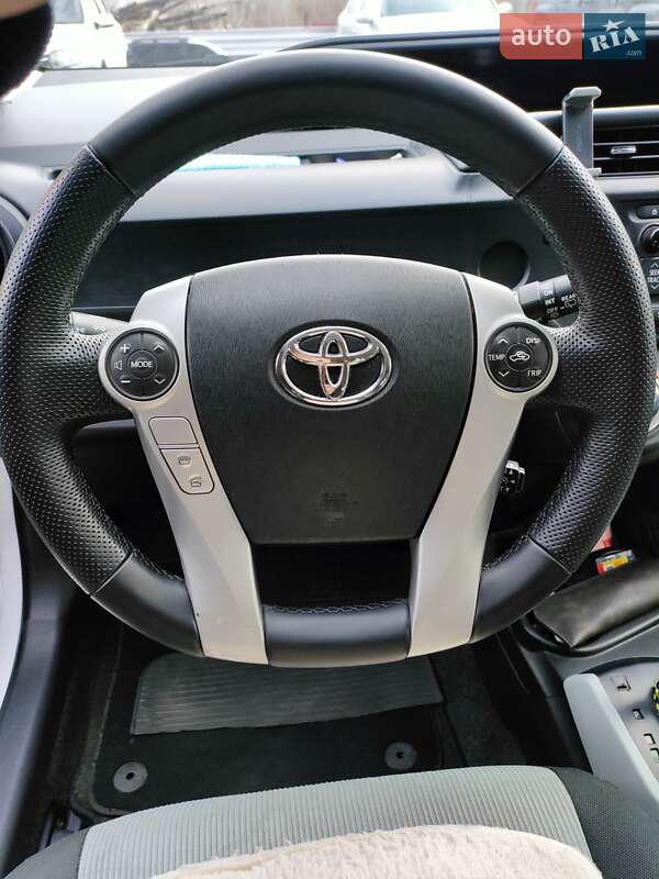 Хетчбек Toyota Prius C 2013 в Дніпрі