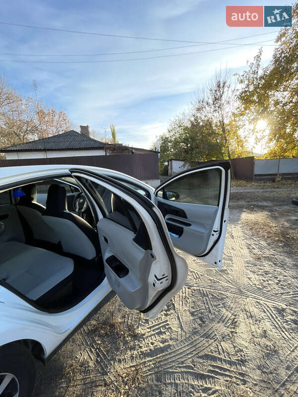 Хэтчбек Toyota Prius C 2014 в Полтаве