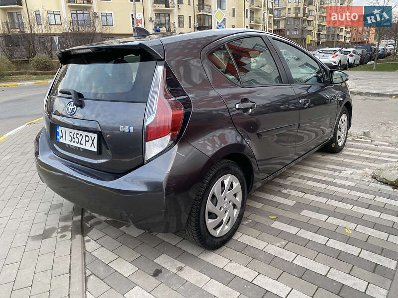 Хетчбек Toyota Prius C 2015 в Києві