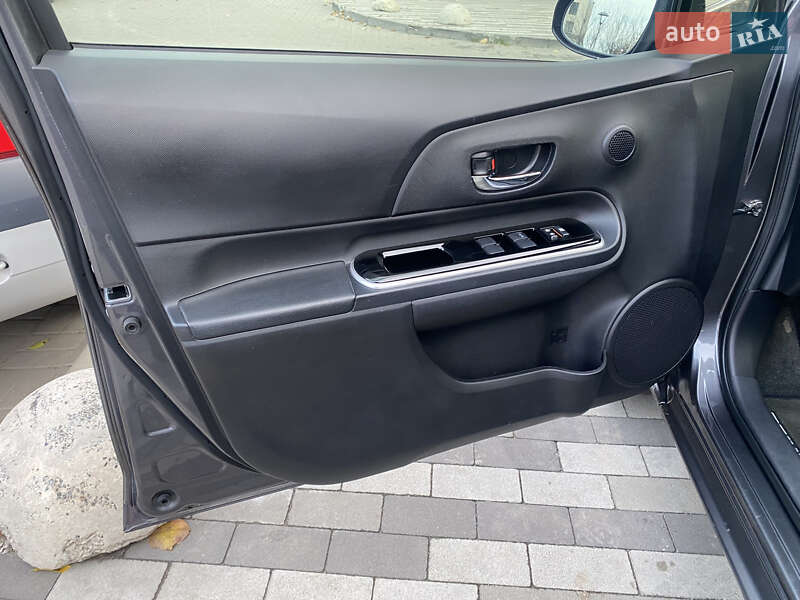 Хетчбек Toyota Prius C 2015 в Києві