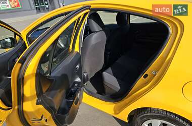 Хетчбек Toyota Prius C 2015 в 