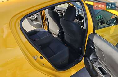 Хетчбек Toyota Prius C 2015 в 
