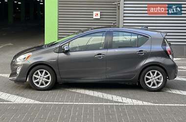 Хетчбек Toyota Prius C 2015 в 