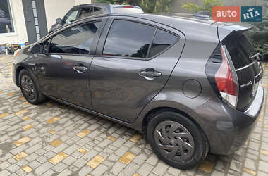 Хэтчбек Toyota Prius C 2016 в 