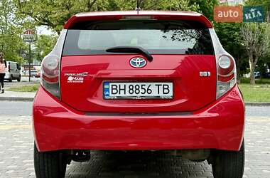 Хэтчбек Toyota Prius C 2012 в 