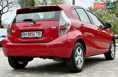 Хэтчбек Toyota Prius C 2012 в 