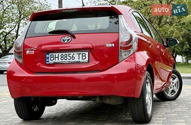 Хэтчбек Toyota Prius C 2012 в 
