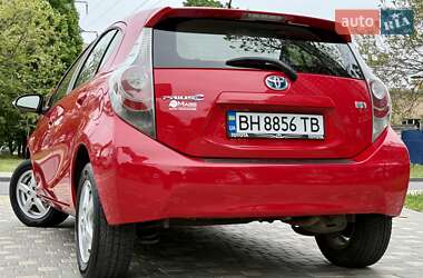 Хэтчбек Toyota Prius C 2012 в 