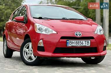 Хэтчбек Toyota Prius C 2012 в 