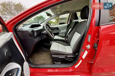 Хэтчбек Toyota Prius C 2012 в 
