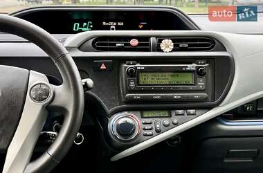 Хэтчбек Toyota Prius C 2012 в 