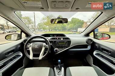 Хэтчбек Toyota Prius C 2012 в 