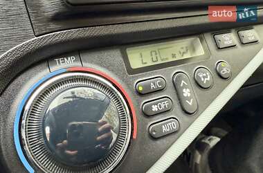 Хэтчбек Toyota Prius C 2012 в 