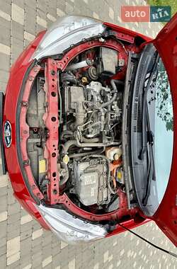 Хэтчбек Toyota Prius C 2012 в 
