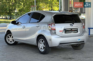 Хэтчбек Toyota Prius C 2013 в 