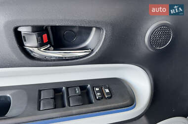 Хэтчбек Toyota Prius C 2013 в 