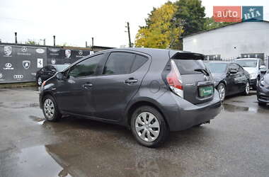 Хэтчбек Toyota Prius C 2012 в 