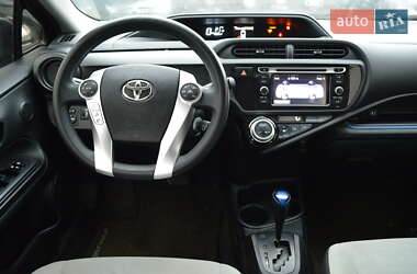 Хэтчбек Toyota Prius C 2012 в 