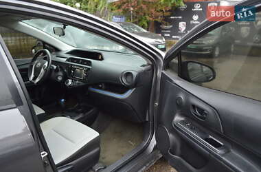 Хэтчбек Toyota Prius C 2012 в 