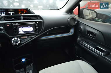 Хэтчбек Toyota Prius C 2012 в 