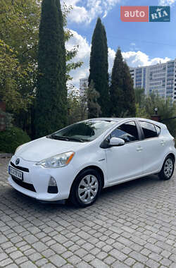 Хэтчбек Toyota Prius C 2013 в 