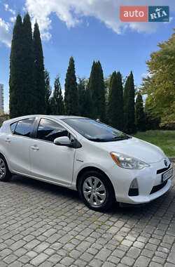 Хэтчбек Toyota Prius C 2013 в 