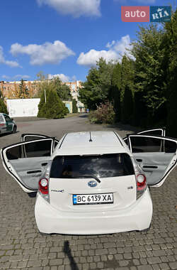 Хэтчбек Toyota Prius C 2013 в 
