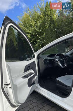 Хэтчбек Toyota Prius C 2013 в 